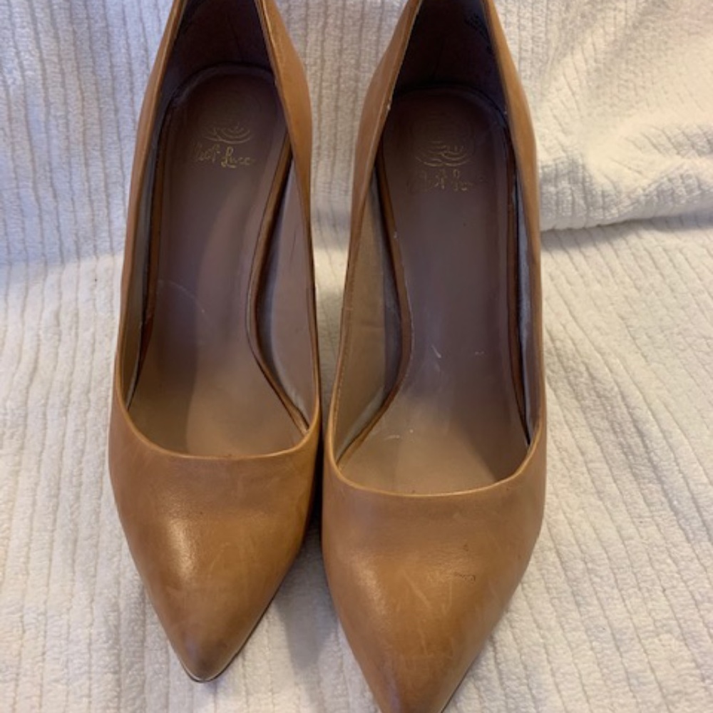 Elliott Lucca tan heels